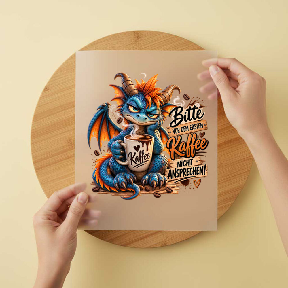 Bügelbild/Sticker Kopfkino - Drache - Kaffee – DTF Bügelbild und UV DTF Sticker